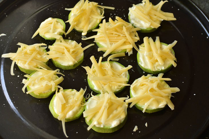 Zucchini with garlic in the oven - juicy and fragrant