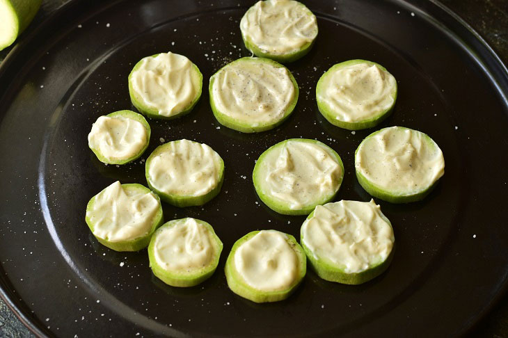 Zucchini with garlic in the oven - juicy and fragrant