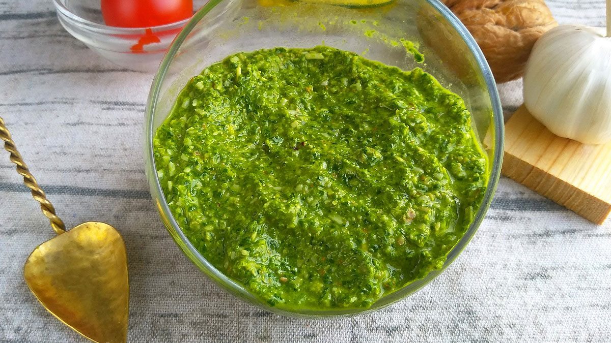 Homemade pesto sauce – fragrant and spicy