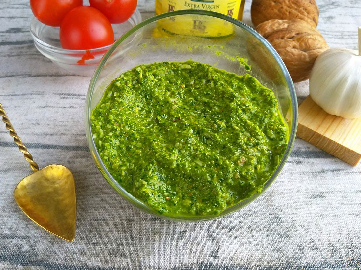 Homemade pesto sauce - fragrant and spicy