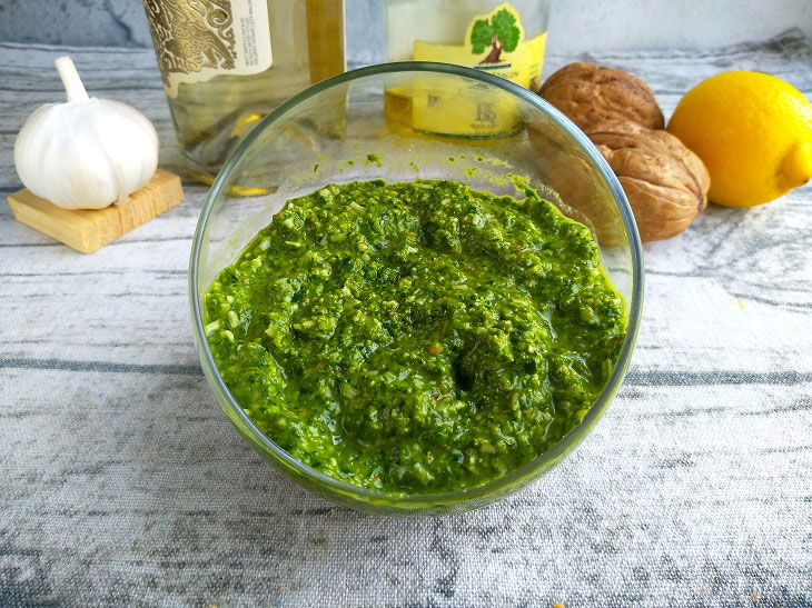 Homemade pesto sauce - fragrant and spicy