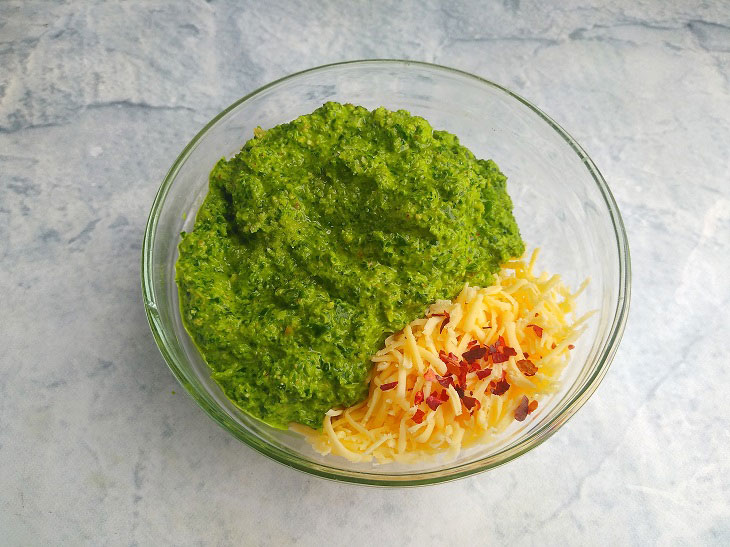 Homemade pesto sauce - fragrant and spicy