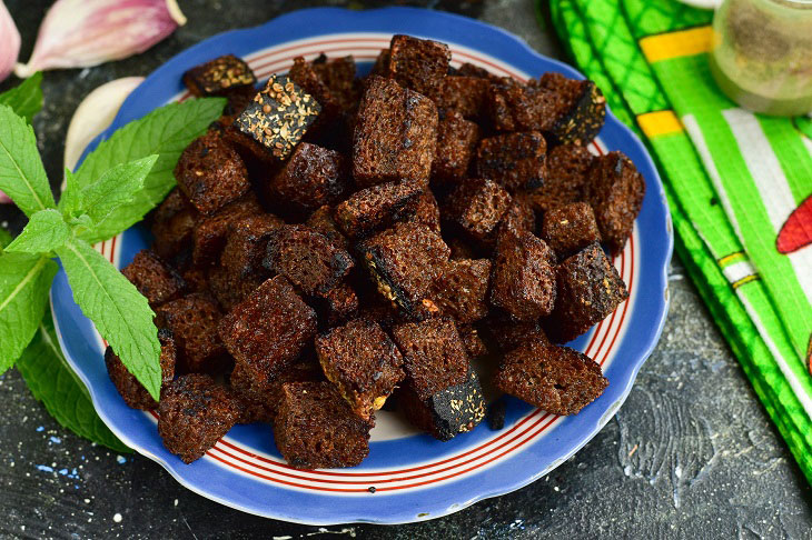 Homemade garlic croutons in a pan - a quick and flavorful snack