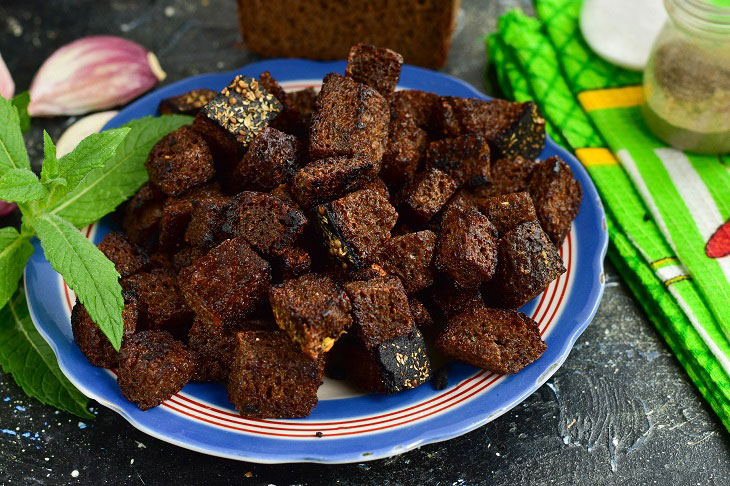 Homemade garlic croutons in a pan - a quick and flavorful snack