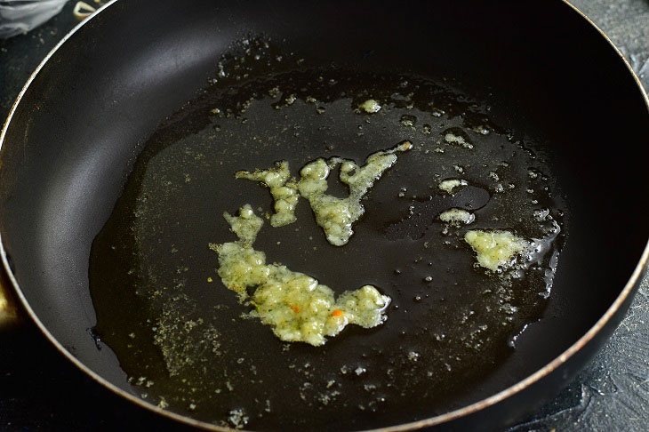 Homemade garlic croutons in a pan - a quick and flavorful snack