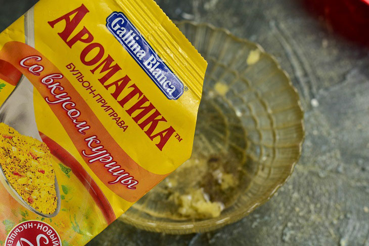 Homemade garlic croutons in a pan - a quick and flavorful snack