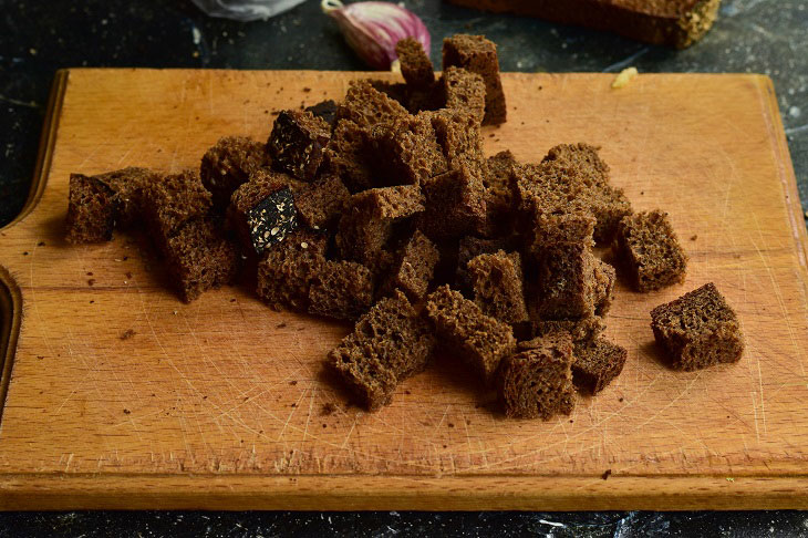 Homemade garlic croutons in a pan - a quick and flavorful snack