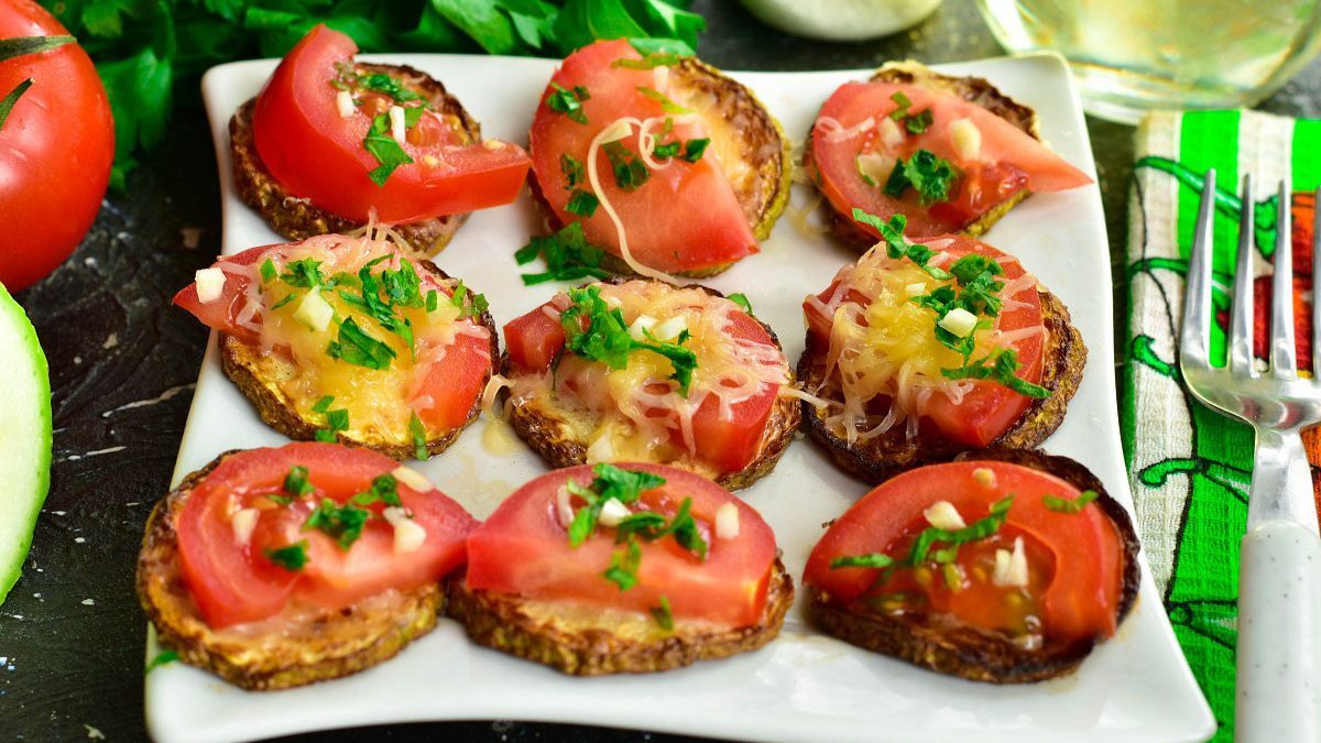 Fried zucchini with tomatoes and cheese – a delicious and quick snack