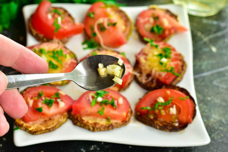 Fried zucchini with tomatoes and cheese - a delicious and quick snack