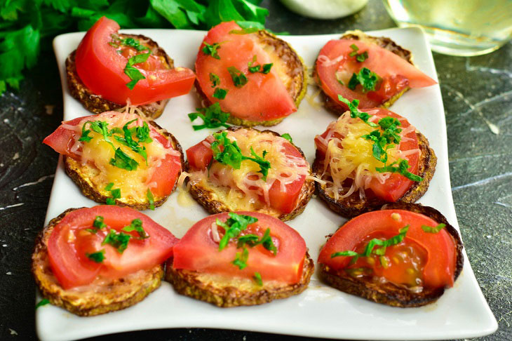 Fried zucchini with tomatoes and cheese - a delicious and quick snack