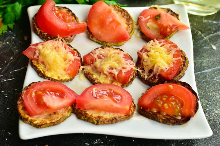 Fried zucchini with tomatoes and cheese - a delicious and quick snack