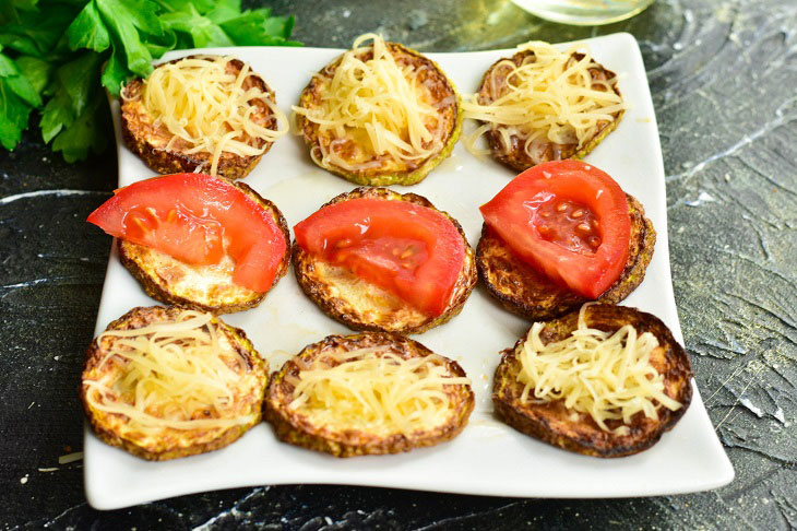 Fried zucchini with tomatoes and cheese - a delicious and quick snack