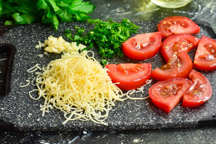 Fried zucchini with tomatoes and cheese - a delicious and quick snack