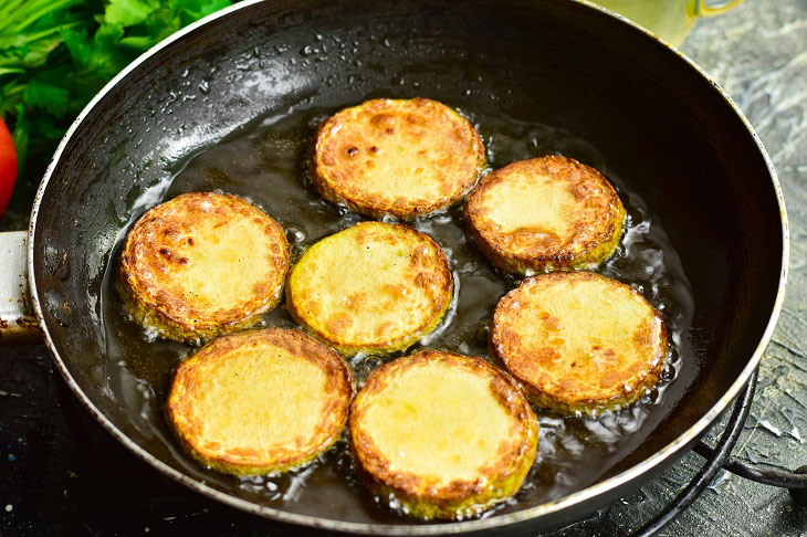 Fried zucchini with tomatoes and cheese - a delicious and quick snack