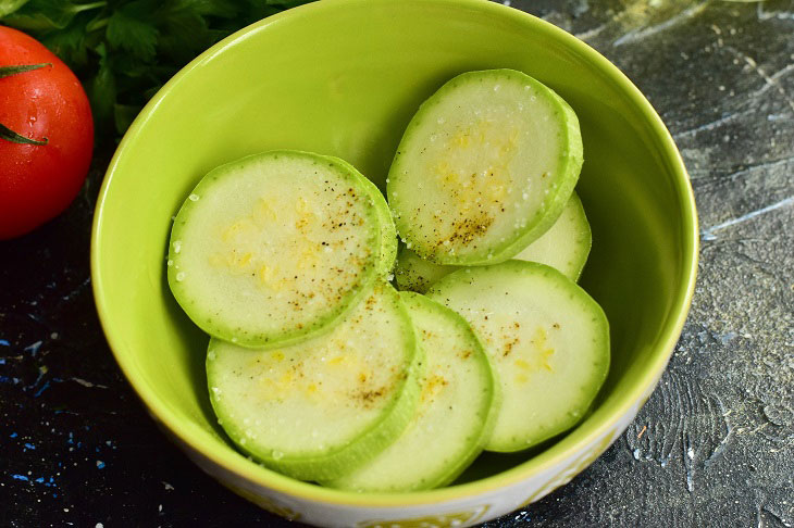 Fried zucchini with tomatoes and cheese - a delicious and quick snack