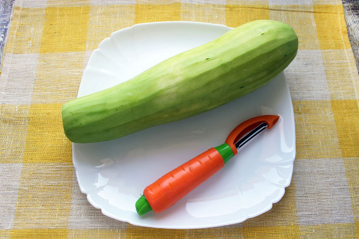 Zucchini marinated with dill and garlic - a quick and easy cold appetizer