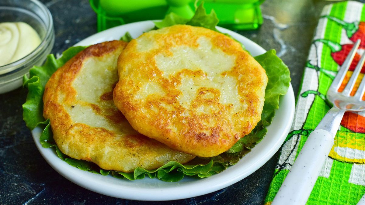 Potato cakes in a pan – a tasty and budget snack on the table