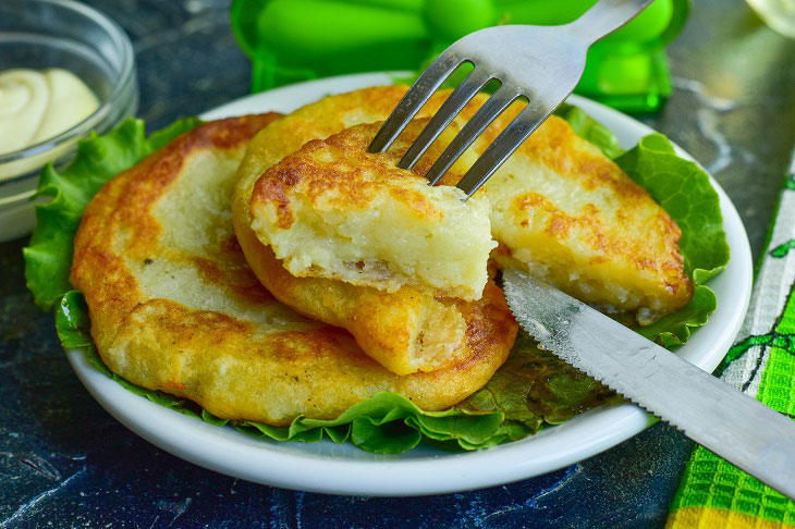 Potato cakes in a pan - a tasty and budget snack on the table