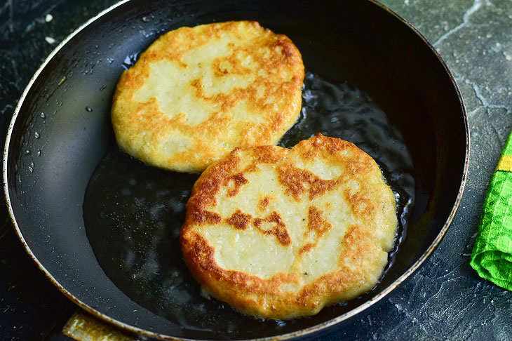 Potato cakes in a pan - a tasty and budget snack on the table