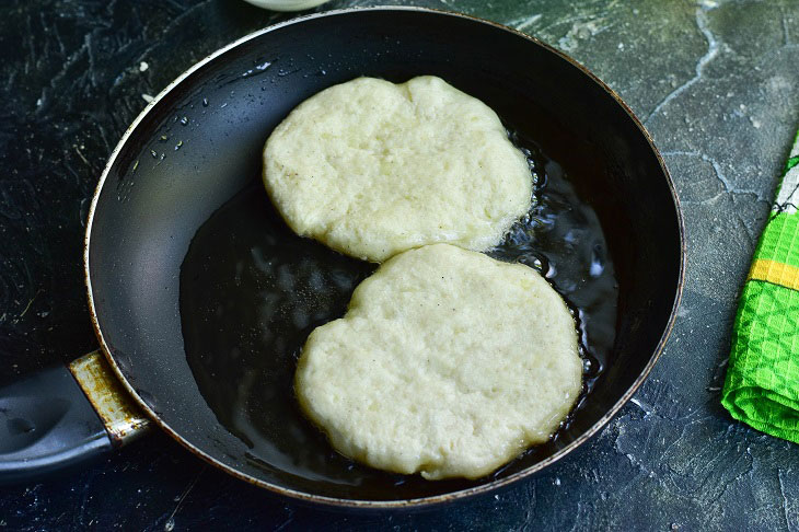 Potato cakes in a pan - a tasty and budget snack on the table