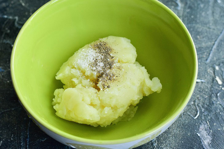 Potato cakes in a pan - a tasty and budget snack on the table