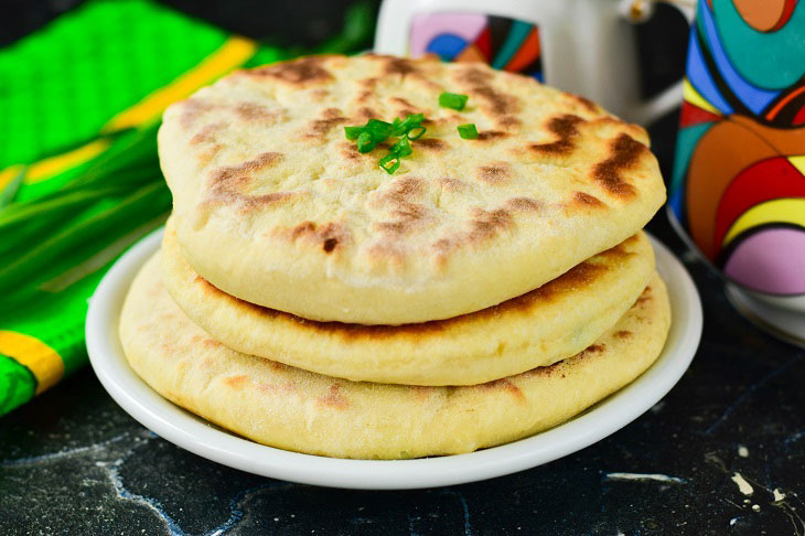 Flatbreads with cottage cheese and green onions - a delicious snack from affordable products