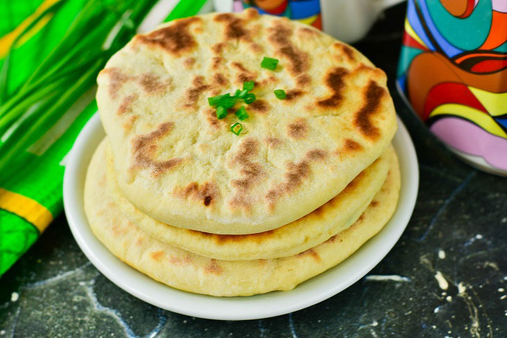 Flatbreads with cottage cheese and green onions - a delicious snack from affordable products