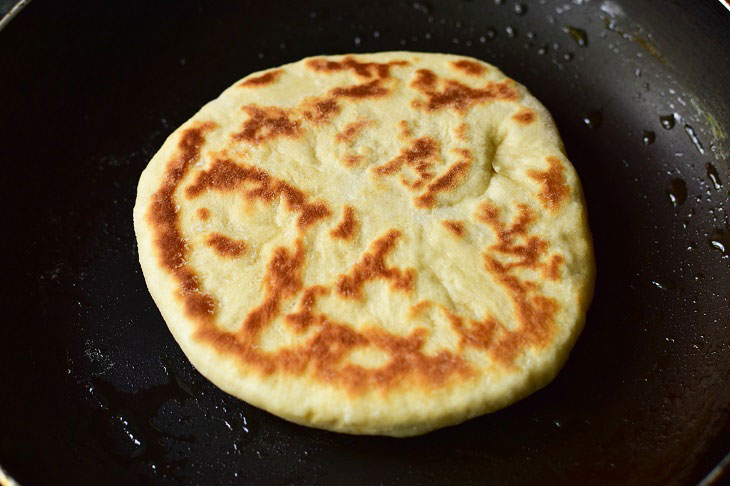 Flatbreads with cottage cheese and green onions - a delicious snack from affordable products