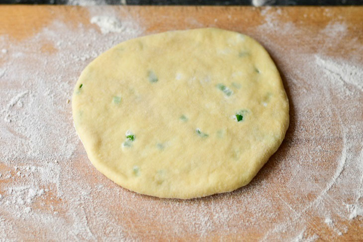 Flatbreads with cottage cheese and green onions - a delicious snack from affordable products