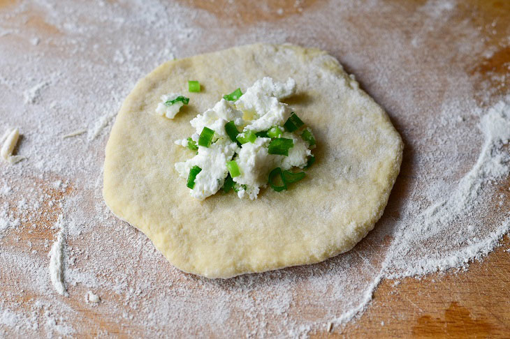 Flatbreads with cottage cheese and green onions - a delicious snack from affordable products