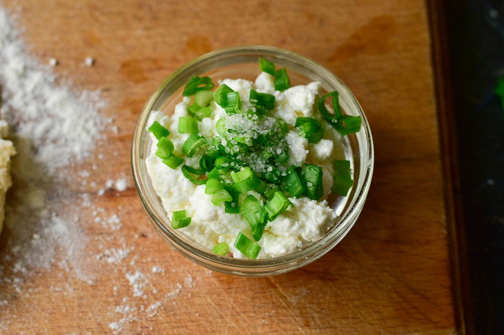 Flatbreads with cottage cheese and green onions - a delicious snack from affordable products