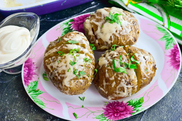 Accordion potatoes with cheese crust - an interesting snack without much effort