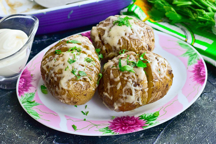 Accordion potatoes with cheese crust - an interesting snack without much effort