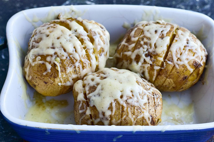 Accordion potatoes with cheese crust - an interesting snack without much effort