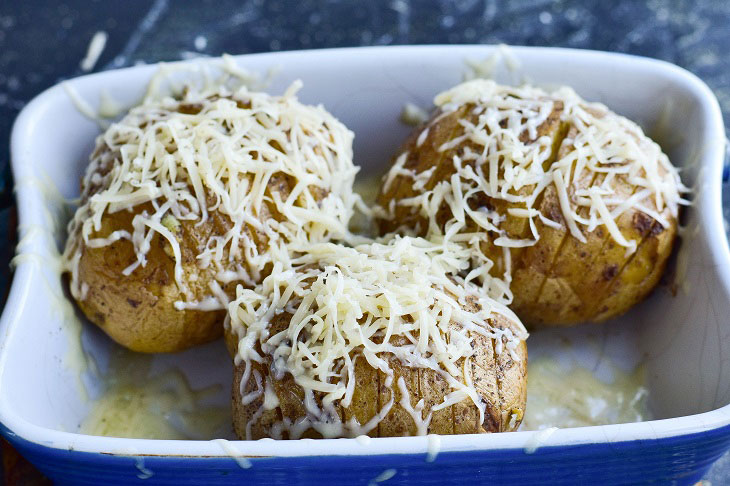 Accordion potatoes with cheese crust - an interesting snack without much effort
