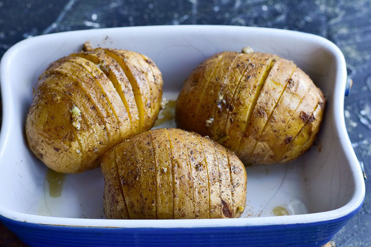 Accordion potatoes with cheese crust - an interesting snack without much effort