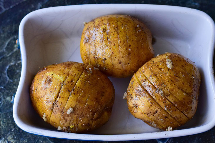 Accordion potatoes with cheese crust - an interesting snack without much effort