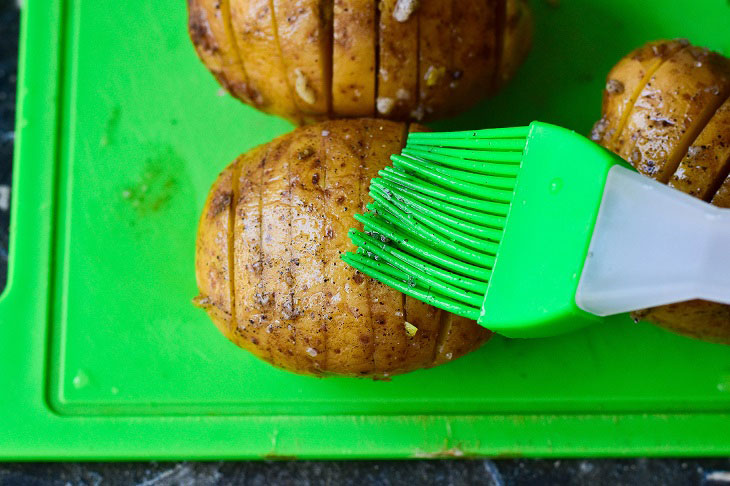 Accordion potatoes with cheese crust - an interesting snack without much effort