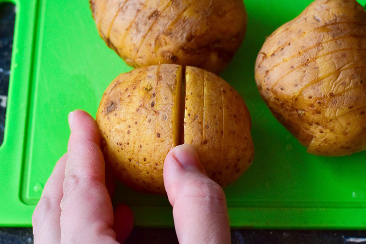 Accordion potatoes with cheese crust - an interesting snack without much effort