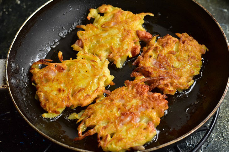 Potato pancakes with ham - a quick recipe for a delicious snack