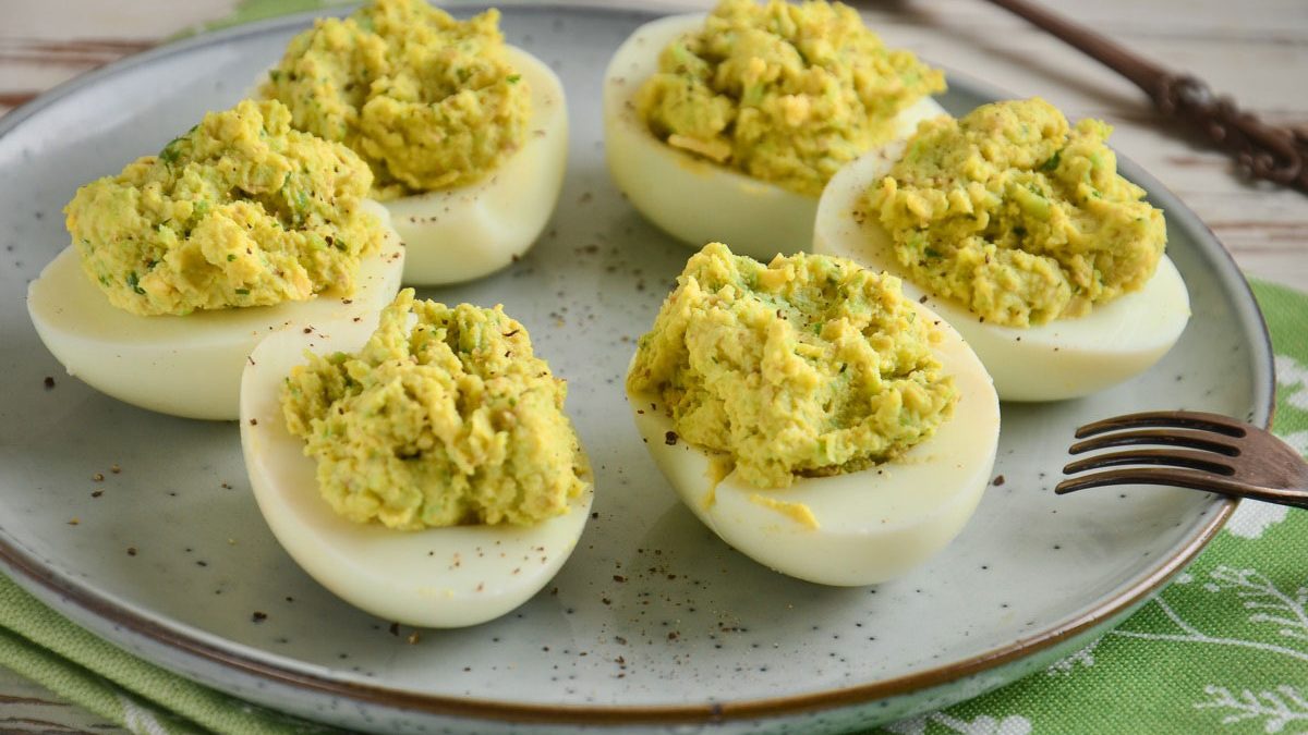 Eggs stuffed with avocado and cheese – a delicious snack in minutes
