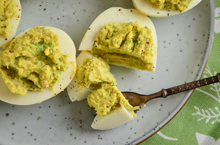 Eggs stuffed with avocado and cheese - a delicious snack in minutes