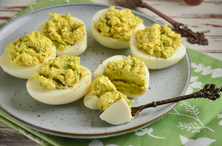 Eggs stuffed with avocado and cheese - a delicious snack in minutes