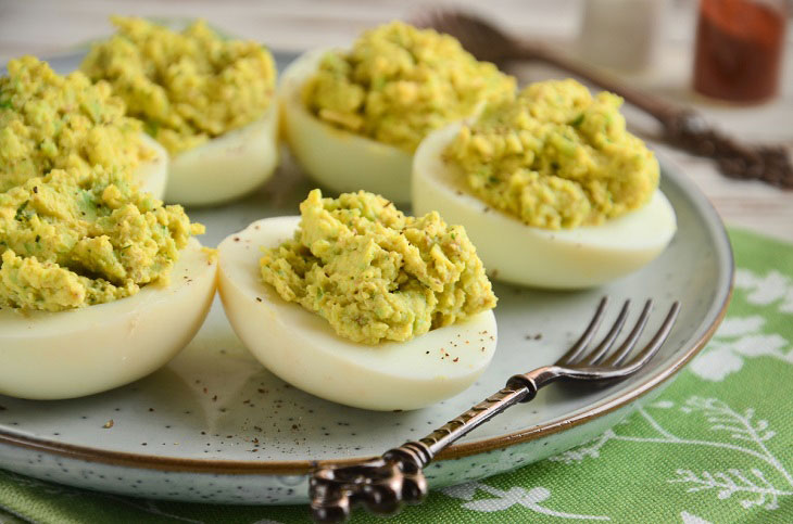 Eggs stuffed with avocado and cheese - a delicious snack in minutes