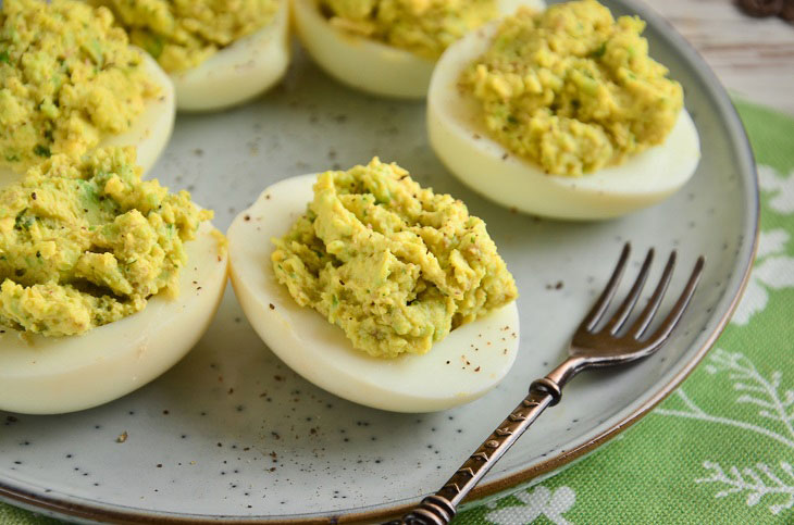 Eggs stuffed with avocado and cheese - a delicious snack in minutes