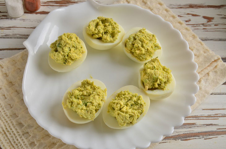 Eggs stuffed with avocado and cheese - a delicious snack in minutes
