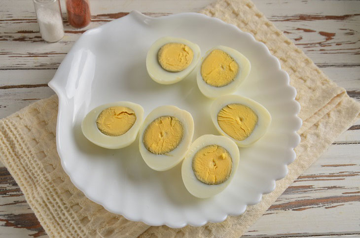 Eggs stuffed with avocado and cheese - a delicious snack in minutes