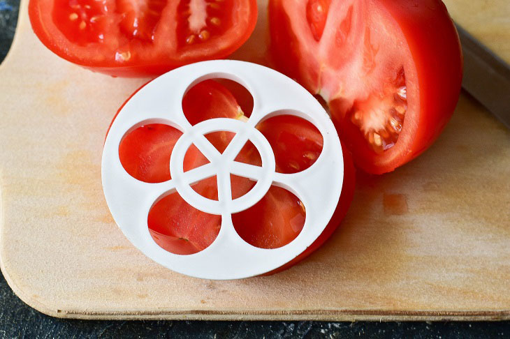 Fried egg in a flower - an interesting and unusual snack