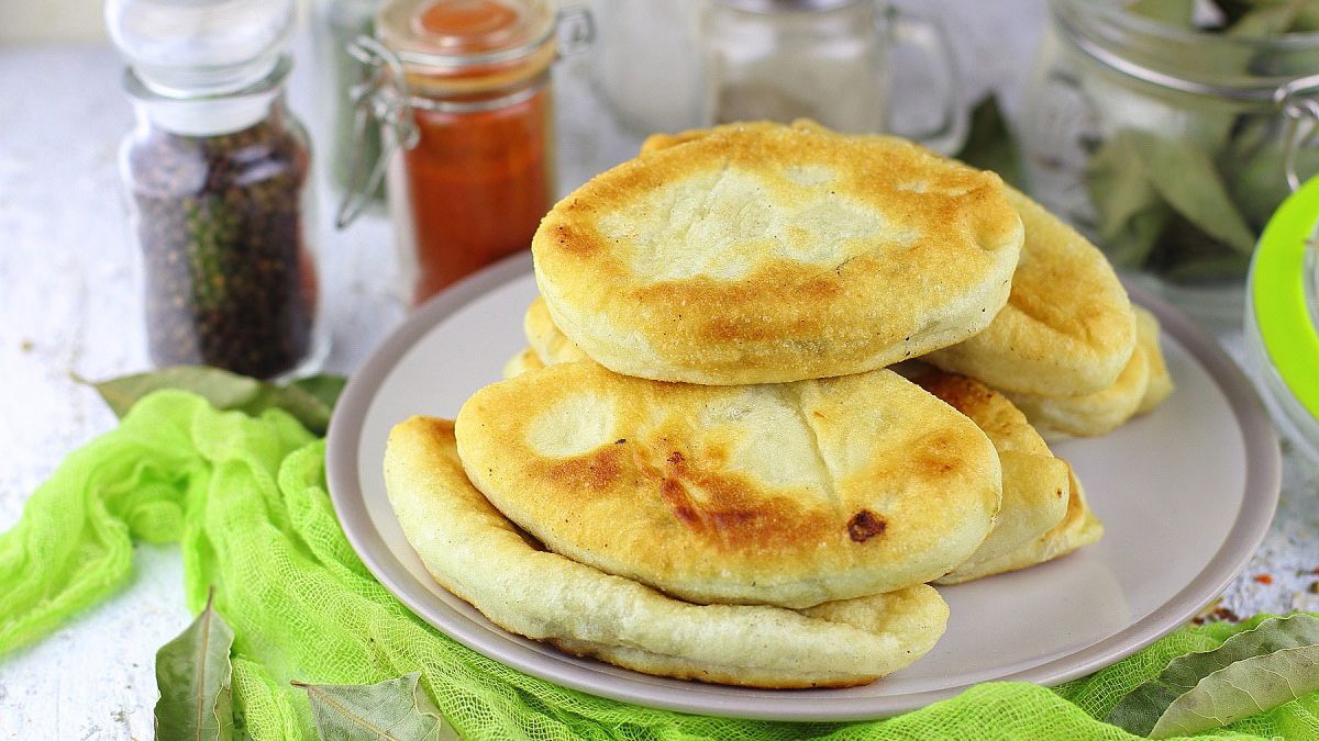 Fried pies with potatoes and liver – one frying pan will definitely not be enough