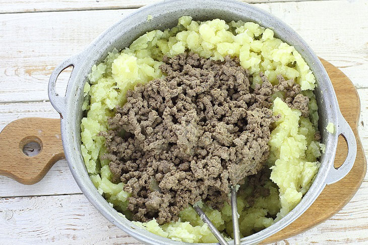 Fried pies with potatoes and liver - one frying pan will definitely not be enough